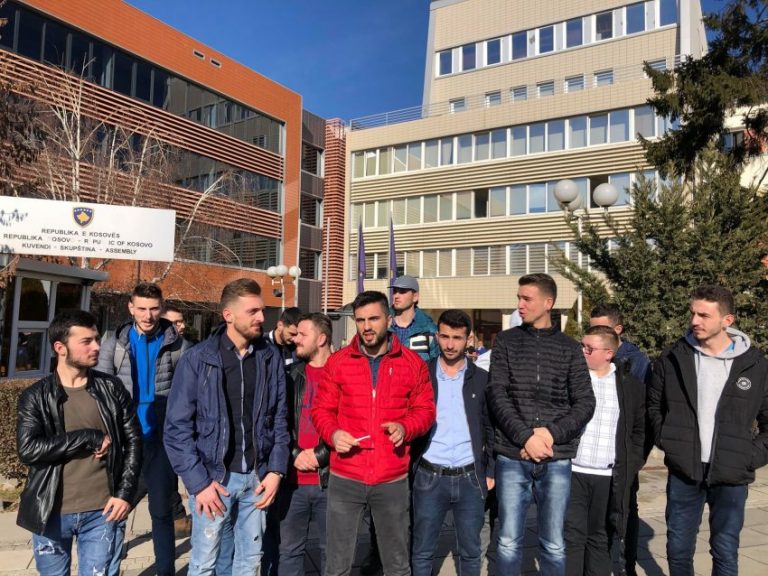 Rinia e PDK-së para Kuvendit të Kosovës ia kujton Kurtit deklaratat kundër Mustafës