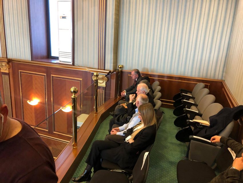 Prindërit e Astrit Deharit të pranishëm në Kuvend