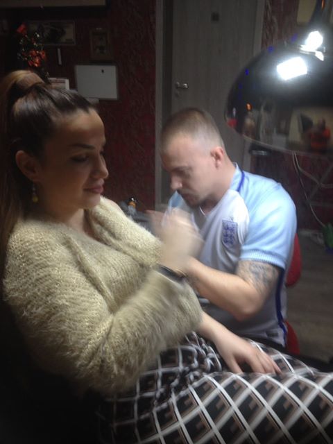 Zbulohet femra që e ka bërë tatuazh Hashim Thaçin, paralajmëron befasi të reja