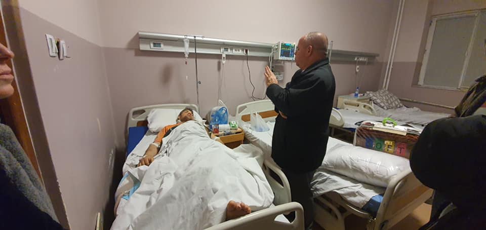 Të aksidentuarit në Rahovec në gjendje stabile shëndetësore, Latifi viziton njërin prej të lënduarve