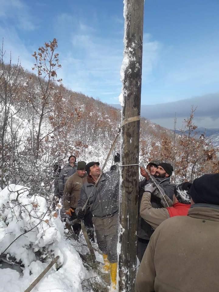 KEDS nuk merret me problemin: Banorët e fshatit Krevenikë i rregullojnë vetë shtyllat elektrike