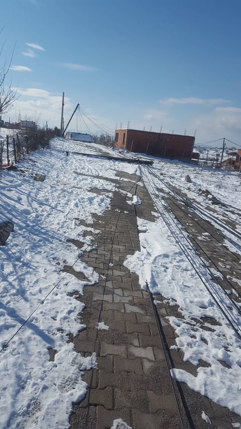 Rrëzohen shtyllat elektrike, bllokojnë rrugën në Hajvali