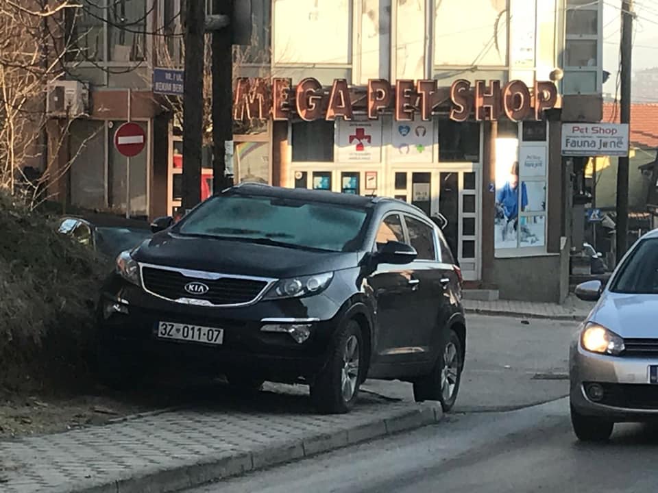 Sveçla e merr veturën zyrtare në shtëpi, reagon zyrtari i PDK-së