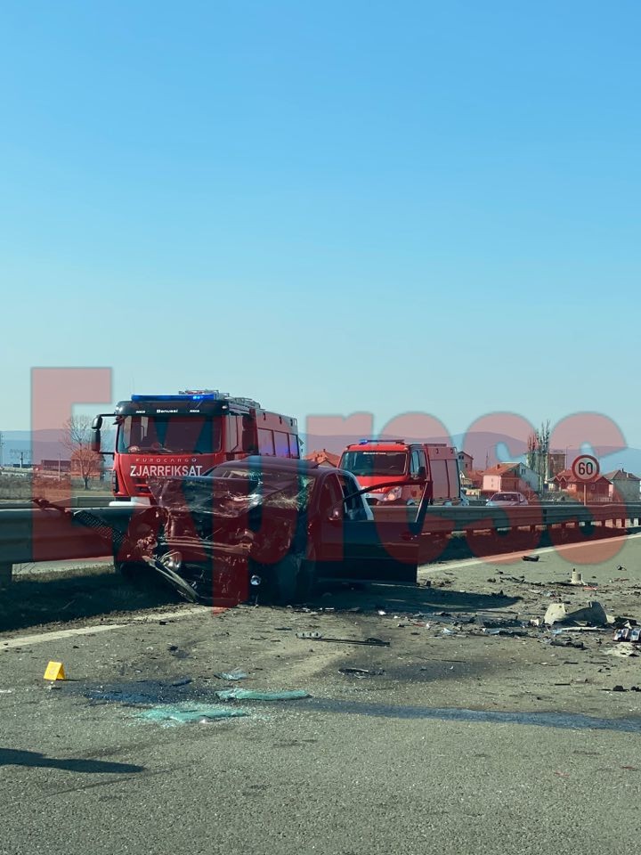 Aksident i rëndë në dalje të Prishtinës, katër të lënduar – veturat bëhen copa