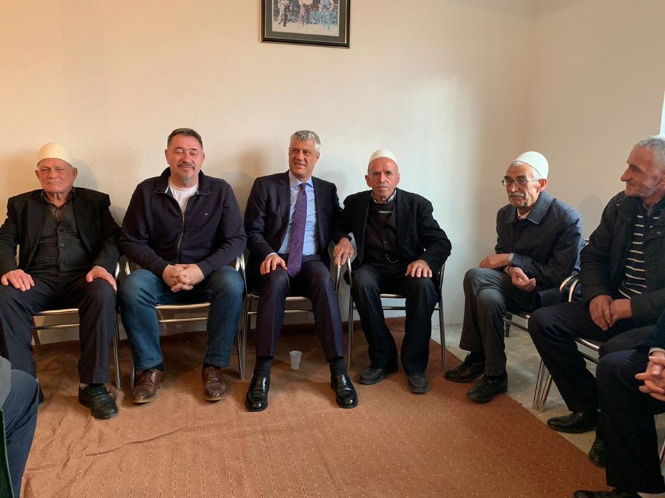 Thaçi me Lushtakun shkojnë për ngushëllime në familjen Sejdiu në Skenderaj