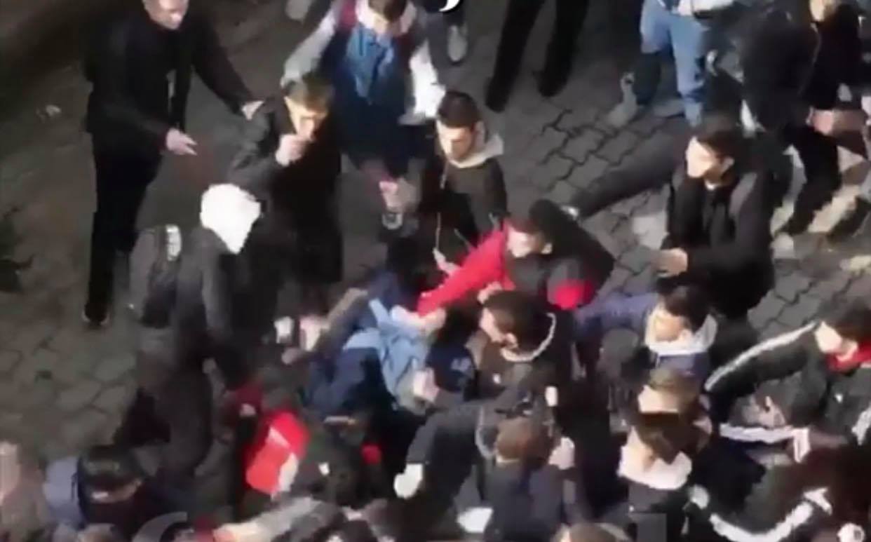 Rrahje masive në Gjakovë, përfshihen rreth 20 nxënës