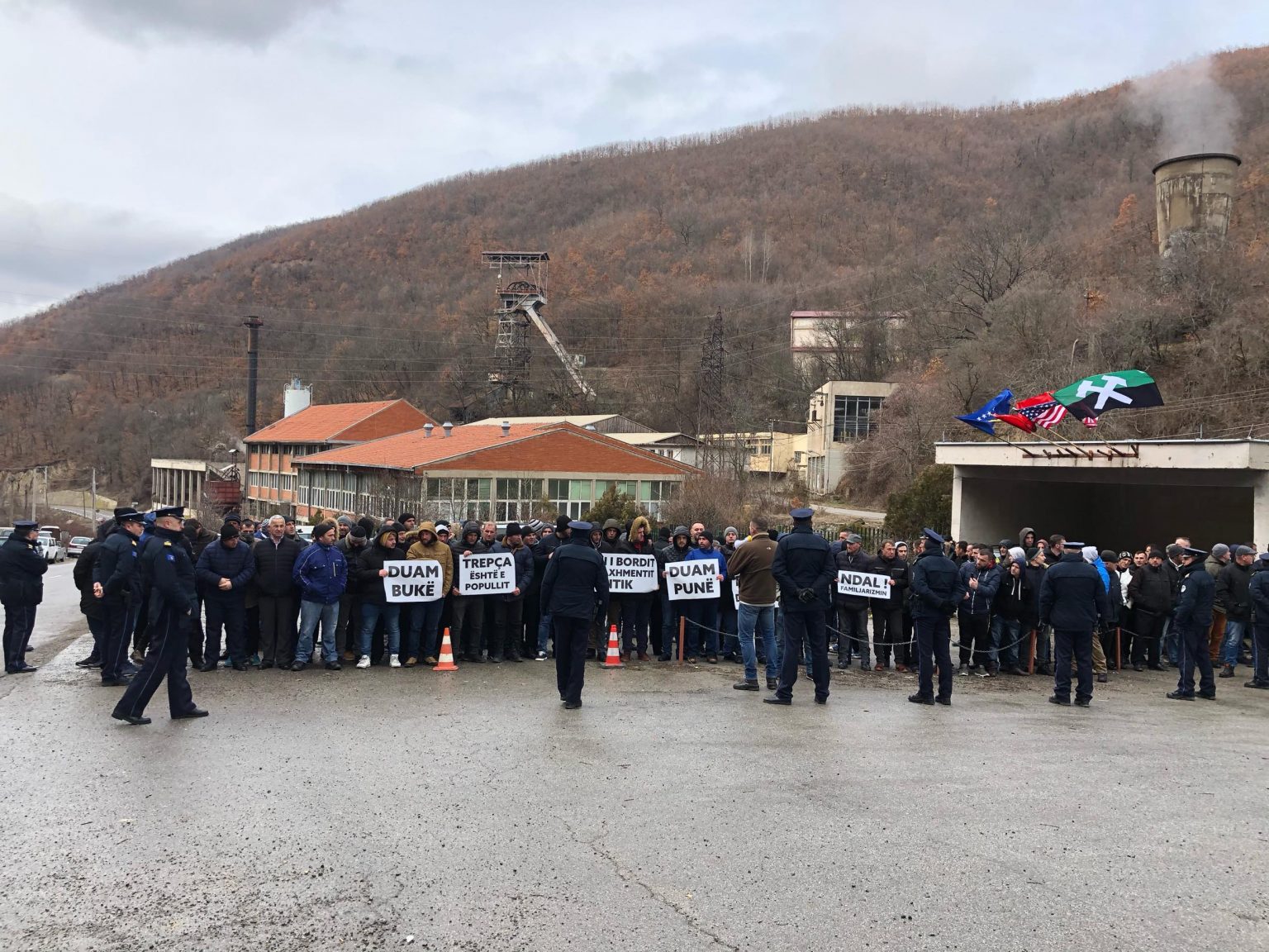 Albin Kurti dhe Vjosa Osmani priten me protesta në Trepçë