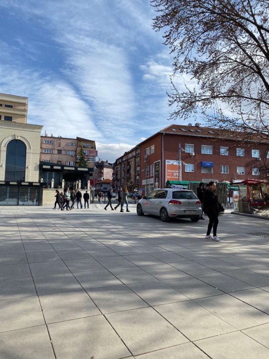 Ndodh edhe kjo: Vetura e autoshkollës hyn në mes të sheshit, në Prishtinë