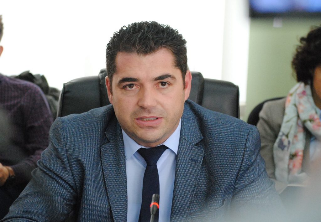 Hasani: Kurti të merret edhe me 200 zyrtarët serbë që marrin paga pa shkuar në punë