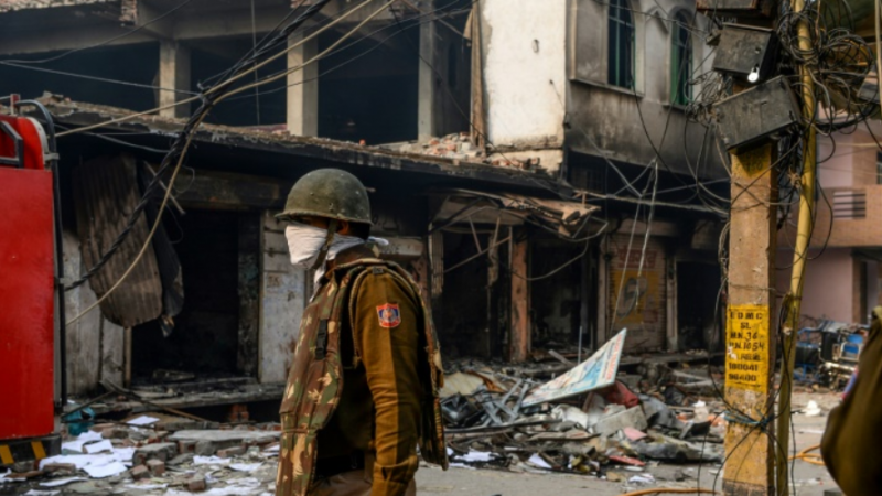24 të vdekur në Delhi: Fanatikët sulmojnë xhaminë, djegin Kuranin dhe vendosin flamur në minare
