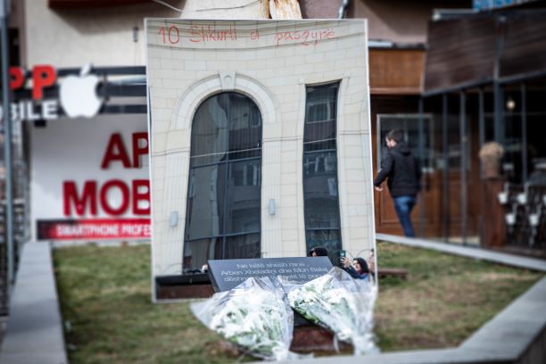 PSD me aksion simbolik, i vendosin pasqyrë Kurtit