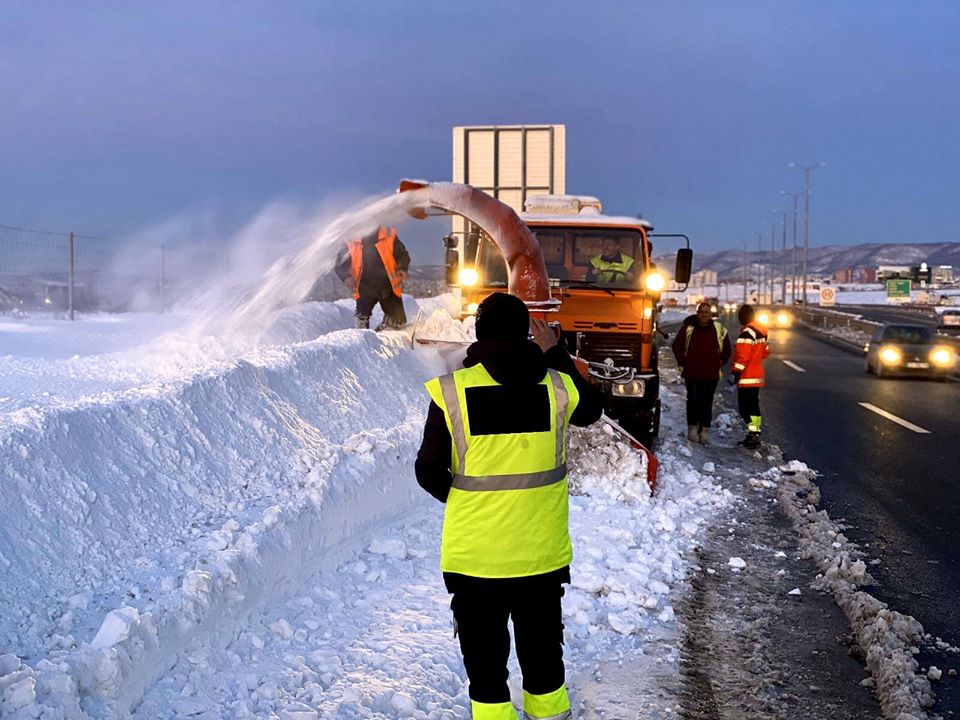 Abdixhiku: Falënderoj punëtorët e palodhshëm që ditën e natën na bëjnë rrugët më të sigurta
