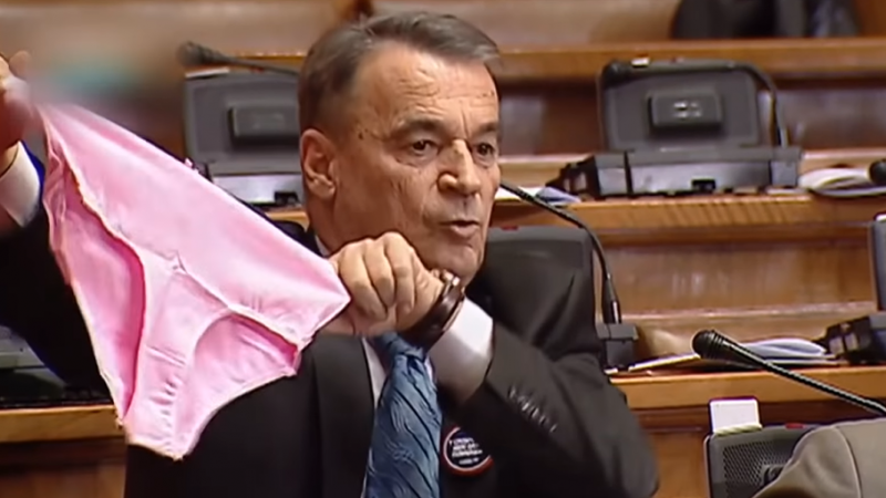 Eskalojnë radikalët e Sheshelit në Kuvendin e Serbisë: I dhurojnë brekë ministres serbe