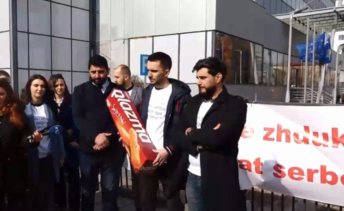 Të rinjtë e AAK-së i dërgojnë “Plazma” Albin Kurtit