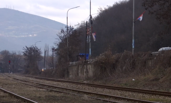 Treni ilegal që qarkullon çdo ditë në linjën Kosovë-Serbi, punëtorët paguhen nga Beogradi