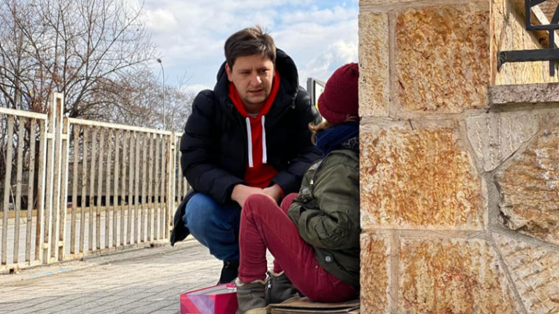 E tmerrshme: Zbulohet babai nga Hani i Elezit që keqpërdor vajzën e tij për të kërkuar lëmoshë