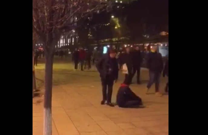 Avokati Tomë Gashi shqelmon paratë e mbledhura nga një lypës në Prishtinë