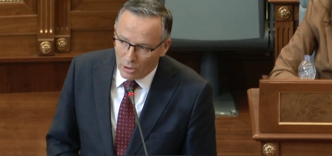 Përplasje në Kuvend ndërmjet Bedri Hamzës e Vjosa Osmanit