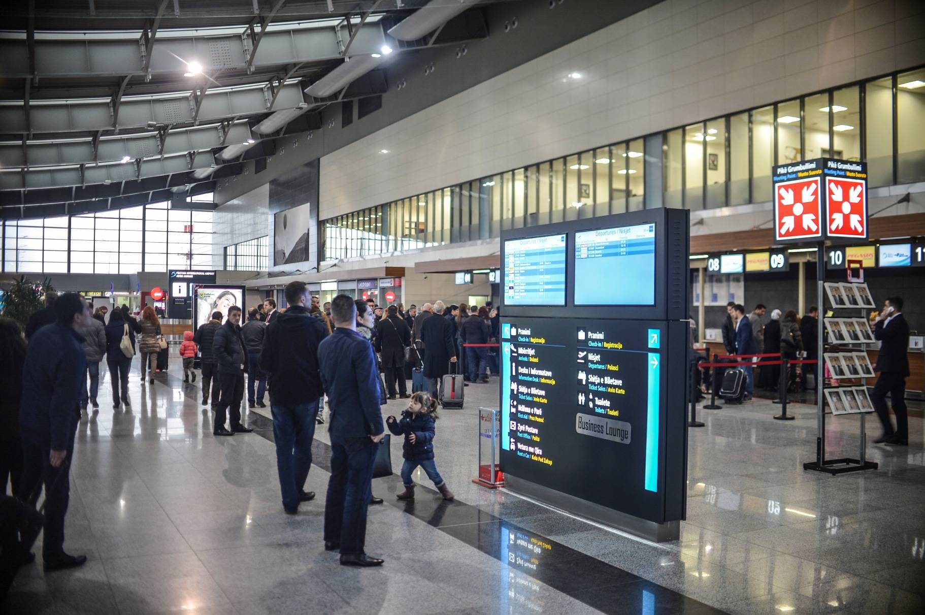 Përkundër aktakuzës, Aeroporti nuk e ka larguar nga puna zyrtarin që rrezikoi dhjetëra pasagjerë