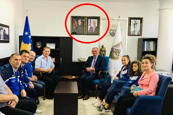 Kryetari i Ferizajt që është në PDK, mban fotografinë e Thaçit dhe Rugovës