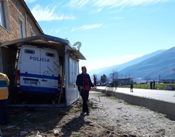 Furgoni i policisë mbushur me të burgosur përfundon në byrektore