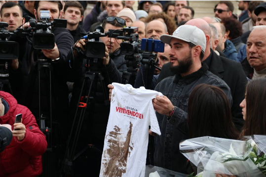 Aktivisti i plagosur: Kurti ka ndryshuar, po heq taksën dhe pranoi ministrat e Listës Serbe