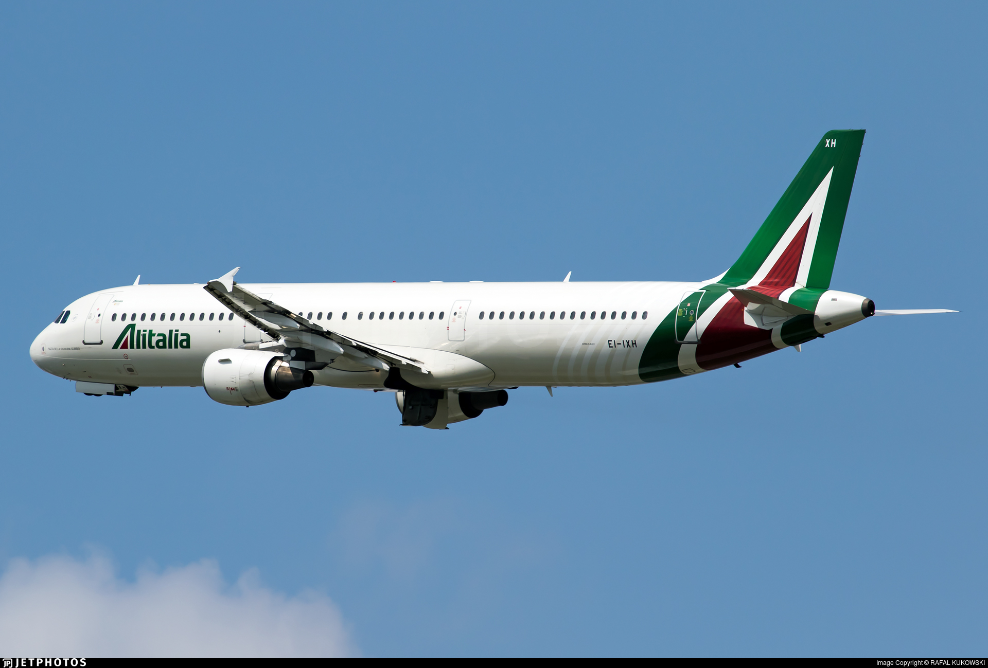 Bllokohet avioni me 300 pasagjerë: Në karantinë ose mbrapsht për në Itali!