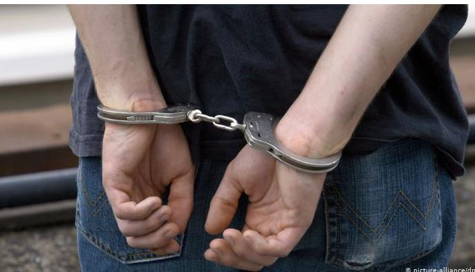 Dogjën një veturë me benzinë, Policia arreston dy të dyshuar në Gjilan