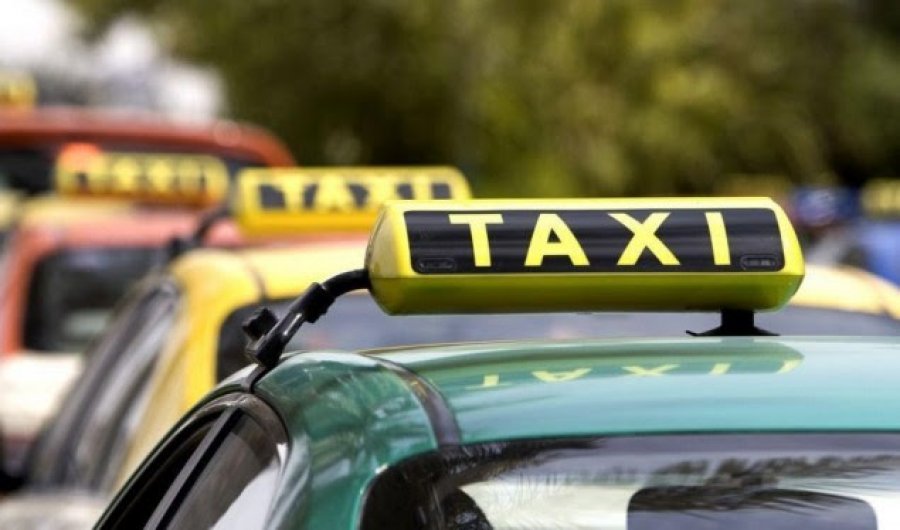 Pasagjeret ia marrin taksistit veturën dhe paratë