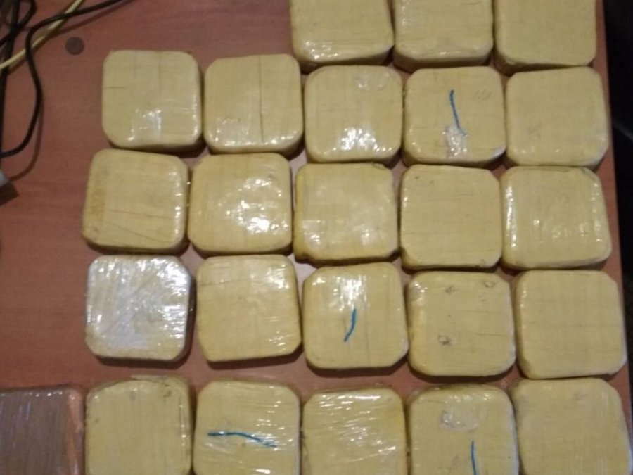 Në pikëkalimin Kulla në anën e Malit të Zi kapen 12 kg heroinë