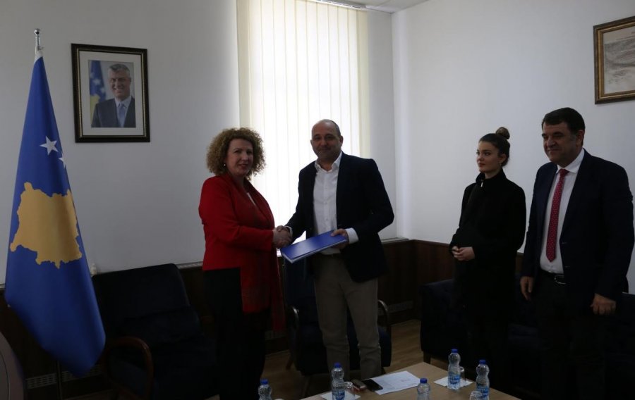 Dardan Gashi ia dorëzon Departamentin e Investimeve Strategjike ministres Rozeta Hajdari