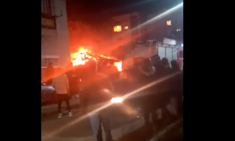 Digjet një shtëpi në qendër të Gjakovës