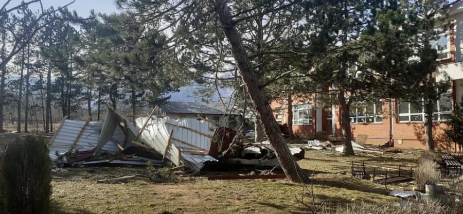 Erërat e forta shkaktojnë dëme të mëdha në Dukagjin: IKSHP bën thirrje për kujdes