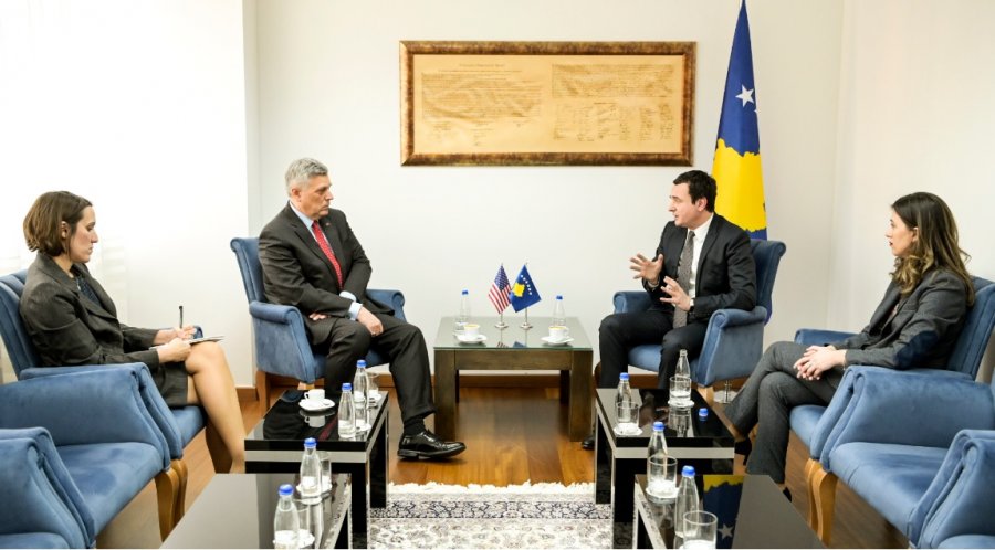 Kosnetti takon udhëheqësit e institucioneve të Kosovës: Hiqeni taksën