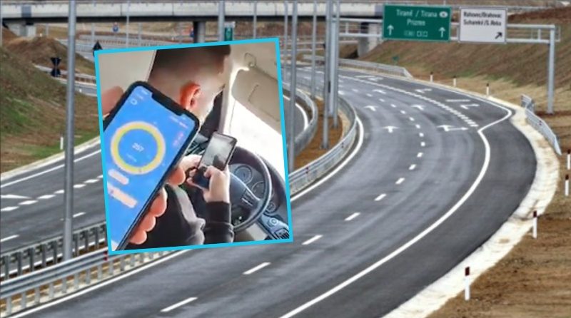 E tmerrshme: Shoferi kosovar vozit mbi 260 km/h në autostradë, me telefon në dorë