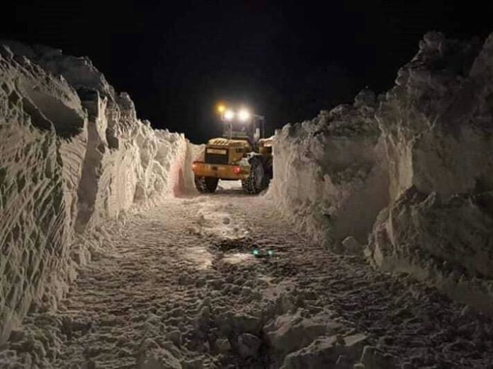 Borë si në Alaskë, bora dy metra e lartë largohet nga kamionët e komunës