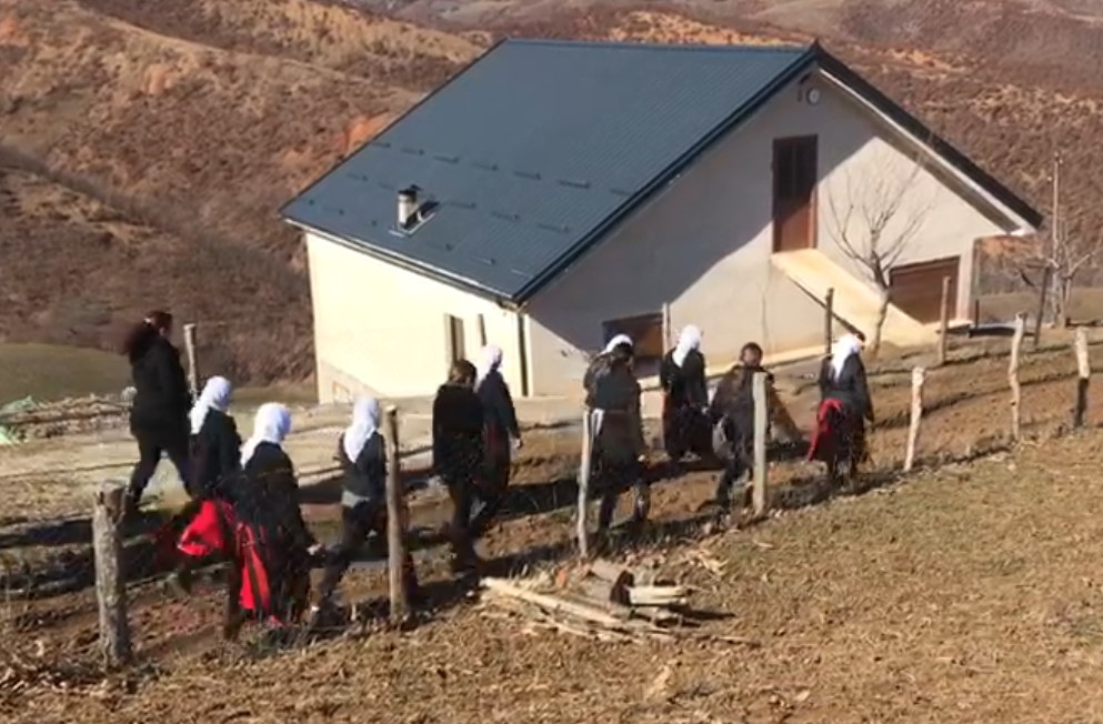 E dhimbshme: Varroset me vello vajza e cila dyshohet se vdiq pas shpërthimit të bombolës së gazit në Bulqizë