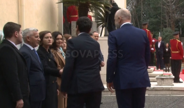 Gruaja e Dardan Molliqajt ‘mezi’ përshëndetet me Kurtin