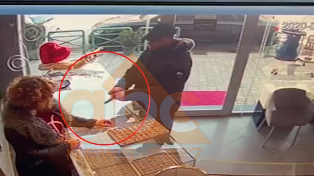 Grabitja në Elbasan, shitësja i merr armën “hajdutit serial”