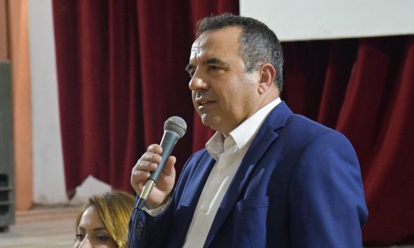 Kryetari i komunës pëson sulm në zemër derisa po shihte ndeshjen e futbollit, humb jetën gjatë rrugës për spital