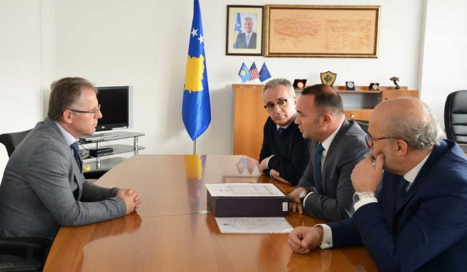 Edhe ministri Besnik Bislimi heq fotografinë e Presidentit Thaçi