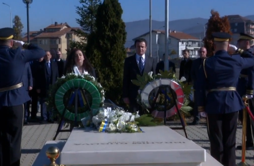 Kurti e Osmani bëjnë homazhe tek varri i Presidentit Rugova