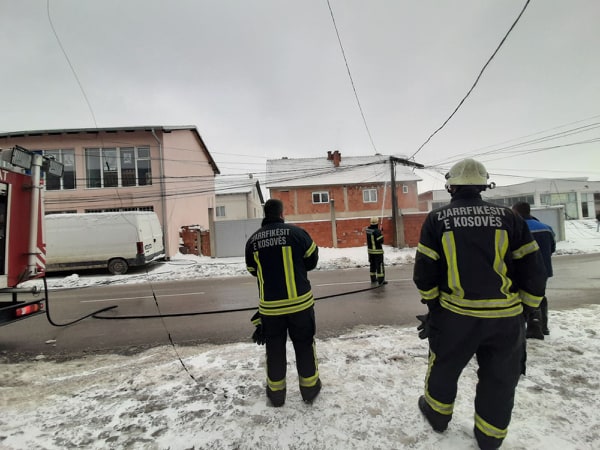 Kaplohet nga zjarri shtylla elektrike në Hajvali