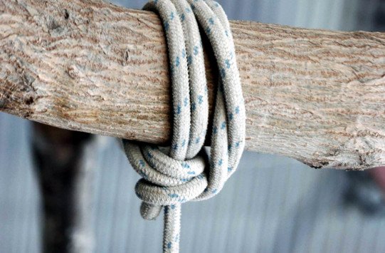 54-vjeçari i jep fund jetës duke u vetëvarur