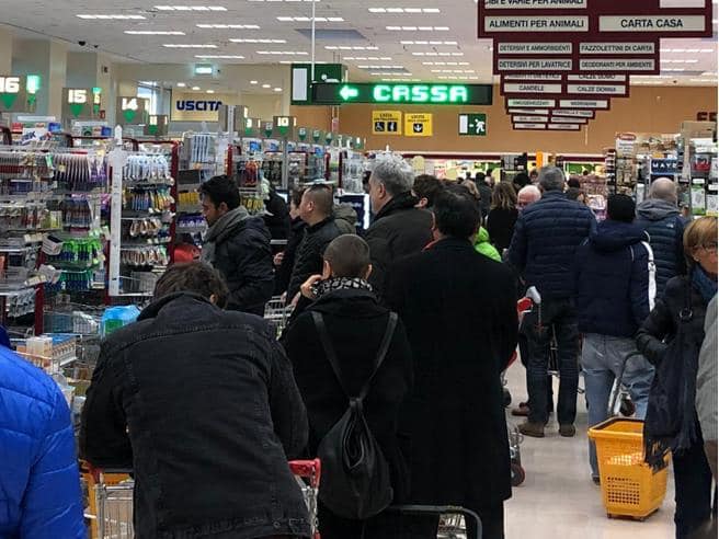 Kosovari me banim në Itali rrëfen për kaosin me virusin, zbrazen raftet e shitoreve