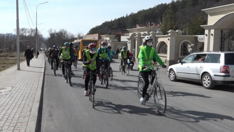 Çiklistët marshojnë kundër ajrit të ndotur