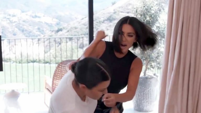Kapen gjatë emisionit, motrat Kardashian, eskalojnë në dhunë