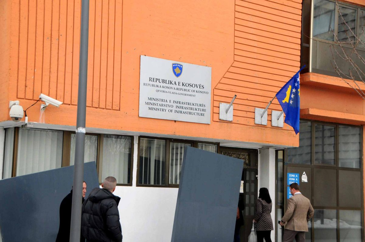 Kërcënohet me jetë sekretari i Ministrisë së Infrastrukturës