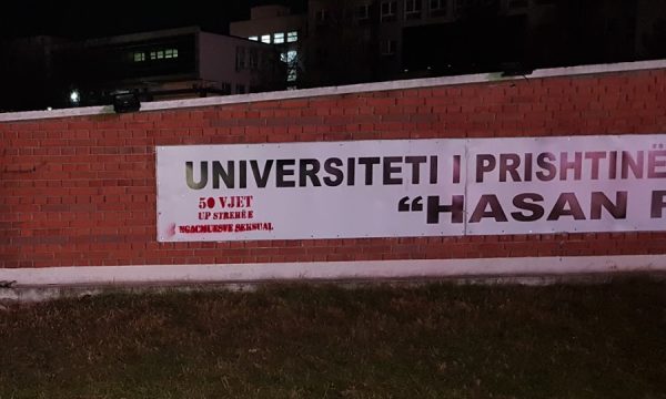 Kërcënojnë studentët: Merrni masa ose publikojmë emrat e profesorëve që bëjnë ngacmime seksuale