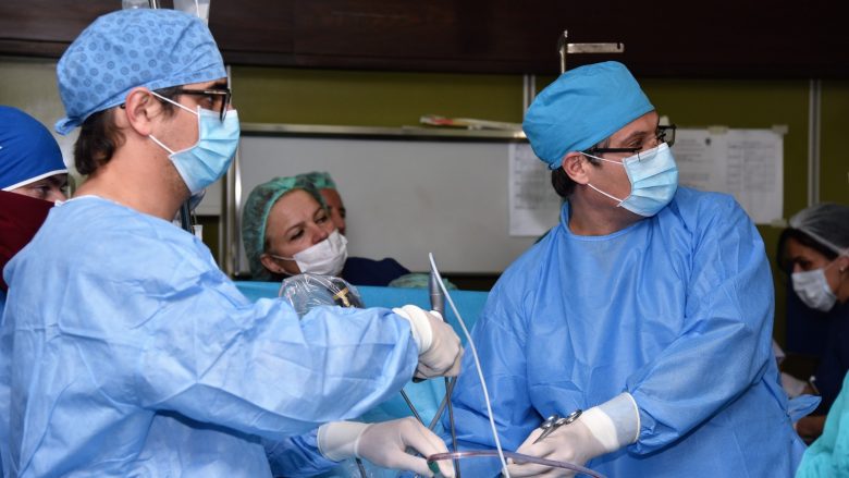 Mjeku i njohur botëror operon pacientët në QKUK përmes metodës video-kirurgjike